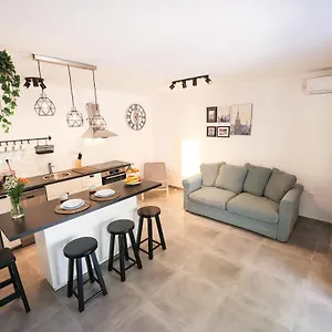 Apartment Old Road, Vir