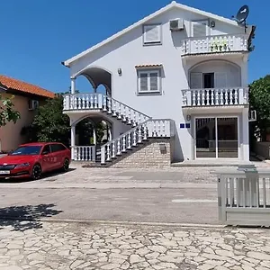 Apartment Ira, Vir